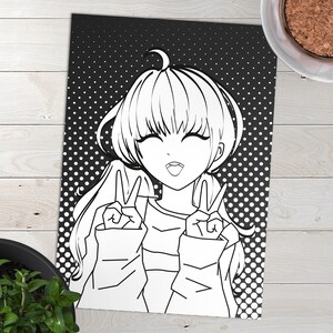 Puede incluir: Ilustraci&oacute;n en blanco y negro de una chica de anime sonriente con el pelo largo, vistiendo una chaqueta y haciendo un signo de paz con ambas manos. El fondo es un patr&oacute;n de lunares blanco y negro.