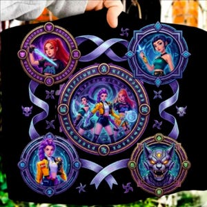 Puede incluir: Camiseta negra con diseño de fantasía. El diseño presenta retratos de personajes de estilo anime en marcos circulares ornamentados, conectados por cintas moradas. La imagen central muestra un grupo de personajes en un entorno místico. La combinación de colores es morado, azul y dorado.