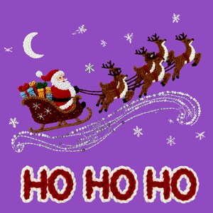 Könnte beinhalten: Auf einem lila Hintergrund befindet sich ein Weihnachtsdesign mit dem Weihnachtsmann in seinem Schlitten, der von Rentieren gezogen wird. Der Schlitten ist mit Geschenken gefüllt. Die Worte "HO HO HO" stehen unten. Schneeflocken und ein Halbmond sind ebenfalls vorhanden.