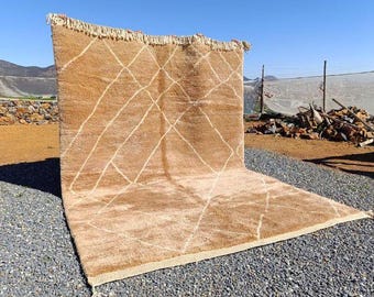 Tapis berbère fait main en laine : motif quadrillé marocain marron