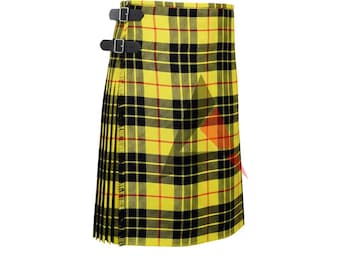 Può includere: Un kilt a quadri giallo e nero con dettagli rossi. Il kilt presenta due cinturini in pelle nera con fibbie. Il lato pieghettato del kilt è visibile. Tradizionale capo scozzese in tessuto.