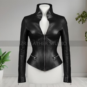 Op de afbeelding: Zwarte leren jas met een hoge kraag en ritssluiting. De jas heeft een getailleerd silhouet met een taille-omarmend ontwerp en twee zakken met ritssluiting. De mouwen zijn lang en de jas wordt op een paspop gepresenteerd.