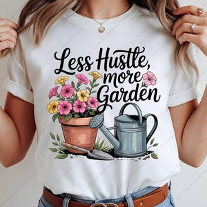 Jardinage cadeau de retraite PNG, moins de bousculade plus jardin sublimation des cliparts, conception numérique pour chemise tasse fourre-tout
