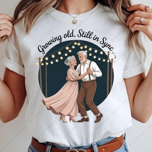 Jubilación romántica PNG, Envejecer con estilo (imágenes prediseñadas por sublimación), Diseño digital para camisa, taza, regalo para pareja de jubilados que bailan