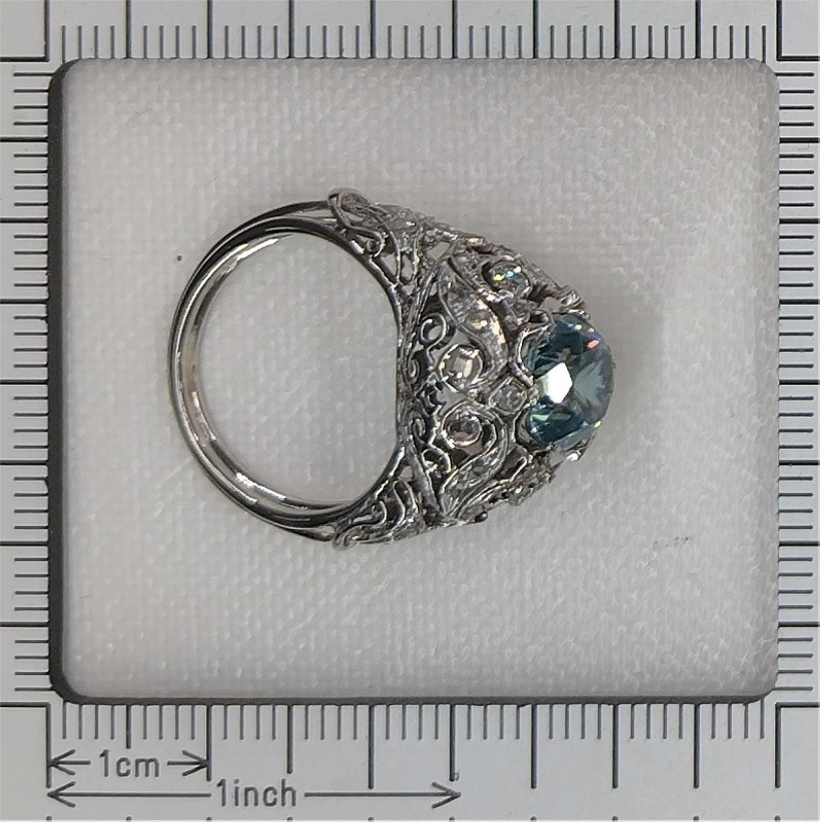 ブルージルコンのヴィンテージプラチナリング – 透かし彫りデザインが