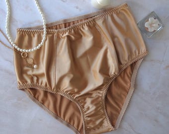 Braguita de satén de seda con cintura alta en color beige y dorado: lencería femenina