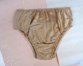 Braguitas beige, calzoncillos de satén de seda de talle alto: lencería masculina, conjunto afeminado
