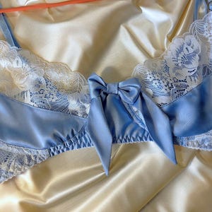 Biustonosz męski z satyny jedwabnej, satynowej, koronkowej, w kolorze nieba, w kolorze białego sissy, bielizna dla mężczyzn typu femboy - najlepszy ręcznie robiony prezent