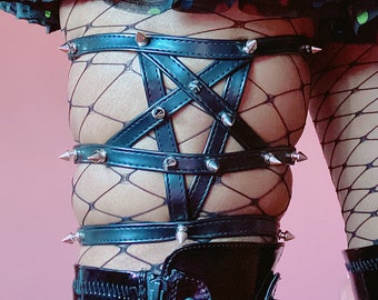 Liga de cuero negro con pentagrama y púas de acero inoxidable