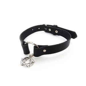 Zwarte O-ring en pentagram choker, zwarte pentagram choker, zwart lederen pentagram ketting, zwarte pentagram kraag, zwarte pentakel choker afbeelding 1