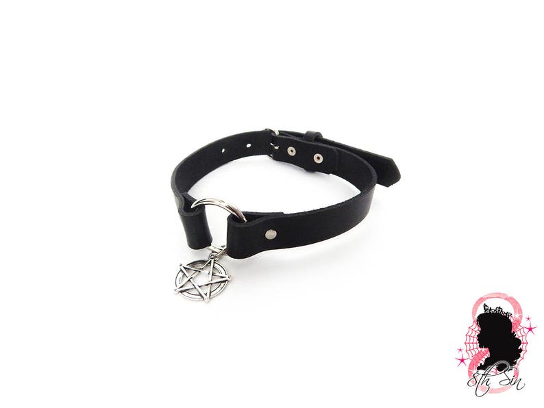 Zwarte O-ring en pentagram choker, zwarte pentagram choker, zwart lederen pentagram ketting, zwarte pentagram kraag, zwarte pentakel choker afbeelding 1