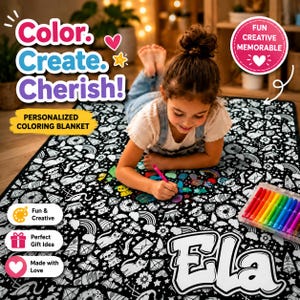 Op de afbeelding: Een gepersonaliseerde kleurdeken met een zwart-wit patroon van diverse krabbels, waaronder katten, donuts en sterren. De deken toont de naam Ela in grote witte letters en bevat een set kleurrijke stiften om in te kleuren.