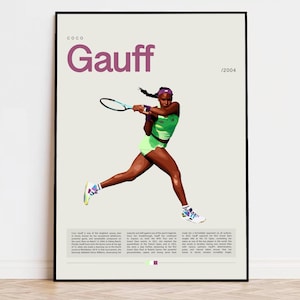 Peut inclure: Affiche encadrée représentant Coco Gauff en action, vêtue d'une tenue de tennis verte, en train de frapper la balle avec sa raquette. Le nom "Gauff" est en violet, avec l'année "/2004". L'arrière-plan est beige clair.