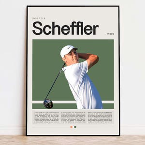 Puede incluir: Un póster con una ilustración en blanco y negro del golfista Scottie Scheffler, con una camisa blanca y una gorra blanca, balanceando un palo de golf sobre un fondo verde. El póster tiene el texto "Scottie Scheffler / 1996" en la parte superior.