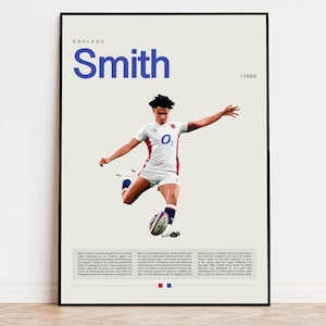Könnte beinhalten: Ein weiß-blaues Rugbytrikot mit der Nummer "01" auf der Vorderseite. Ein Spieler, der das Trikot trägt, tritt einen Rugbyball in der Luft. Das Poster zeigt den Text "England" und "Smith /1999".