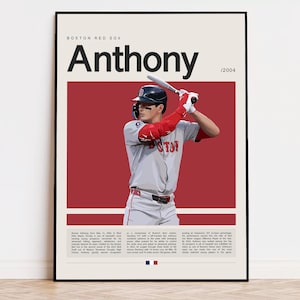 以下が含まれることがあります： ボストン・レッドソックスのユニフォームを着た野球選手がバットを振る構えのフレーム入りポスター。ポスターは赤とクリーム色の配色で、名前「Anthony」が大きな黒い文字で書かれています。「2004」の年も表示されています。
