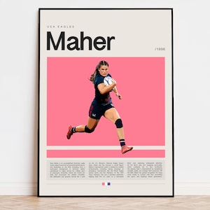 Könnte beinhalten: Ein rosa-weißes Poster mit schwarzem Rahmen, das ein Foto einer Frau in einem blau-weißen Rugby-Trikot zeigt, die mit einem Rugby-Ball in der Hand rennt. Das Poster trägt oben den Text "USA EAGLES Maher /1996".