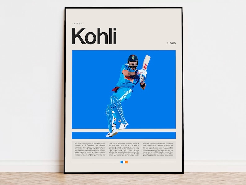 Pu&ograve; includere: Un poster con una fotografia di Virat Kohli, un giocatore di cricket indiano, che batte in uniforme blu. Il poster ha uno sfondo bianco con il testo "INDIA Kohli /1988" in alto.