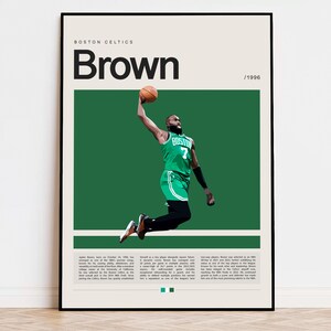 Puede incluir: Un póster con un jugador de baloncesto con un uniforme verde y blanco, saltando en el aire con un balón de baloncesto en la mano. El póster tiene un fondo blanco con el texto "BOSTON CELTICS" y "Brown /1996" en negro.