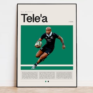 Könnte beinhalten: Ein Poster mit einem Schwarzweißfoto eines Rugby-Spielers in einem schwarzen Trikot mit den Worten "Tele'a" und "All Blacks / 1996" in weiß auf grünem Hintergrund.