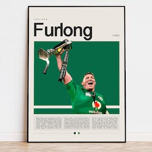 Könnte beinhalten: Eine digitale Illustration eines Rugby-Spielers, der eine Trophäe hochhält. Der Spieler trägt ein grünes Trikot mit dem Wort "Vodafone" darauf. Der Hintergrund ist grün und der Text "Ireland Furlong /1992" befindet sich oben im Bild.