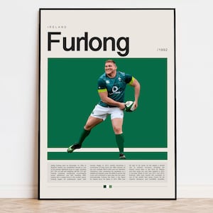 Könnte beinhalten: Ein Poster mit einem Rugby-Spieler in einem grün-weißen Trikot, der einen Rugby-Ball hält. Das Poster hat einen weißen Hintergrund mit dem Text "IRELAND" und "FURLONG /1992" in Schwarz.