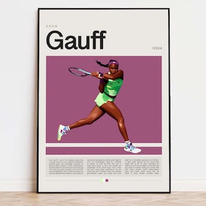 Peut inclure: Une affiche représentant une illustration graphique de Coco Gauff, une joueuse de tennis professionnelle, vêtue d'une tenue de tennis verte et blanche, en train de frapper une balle de tennis avec une raquette. L'affiche a un fond rose et le texte "Coco Gauff /2004" en noir.