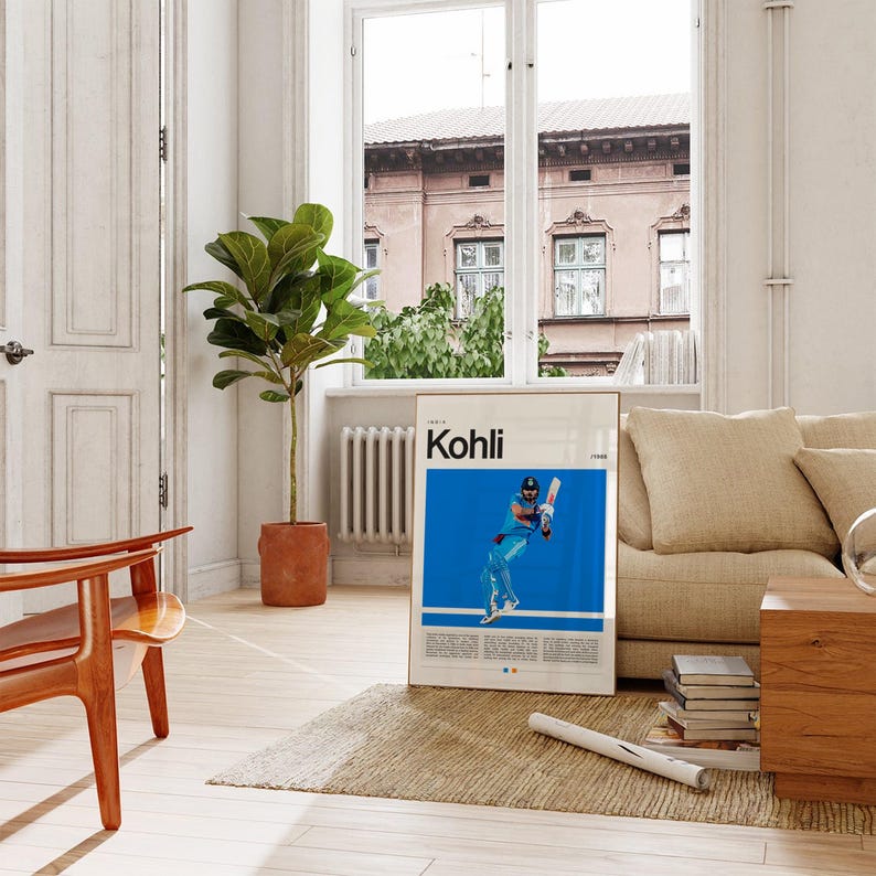 Pu&ograve; includere: Un poster incorniciato con sfondo blu che mostra un giocatore di cricket in azione. Il poster ha la parola "Kohli" stampata in nero nella parte superiore.
