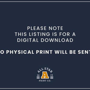 Pu&ograve; includere: Un avviso di download digitale con il testo "PLEASE NOTE THIS LISTING IS FOR A DIGITAL DOWNLOAD NO PHYSICAL PRINT WILL BE SENT!" in bianco su uno sfondo blu scuro. Un logo con il testo "ALL STAR" in bianco su uno sfondo dorato con il numero "20" a sinistra e "23" a destra, e il testo "PRINT CO." sotto.