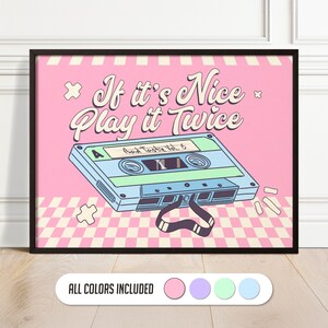 Peut inclure: Une affiche encadrée avec une illustration de cassette rétro. L'œuvre d'art a un fond rose et à carreaux avec le texte "If it's Nice Play it Twice". La cassette est bleu clair et verte, avec un cadre noir.