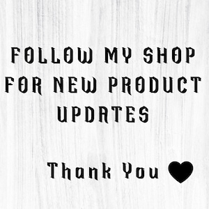 K&ouml;nnte beinhalten: Schwarzer Text auf wei&szlig;em Holzgrund. Der Text lautet: "FOLGE MEINEM SHOP F&Uuml;R NEUE PRODUKT-UPDATES". Darunter steht "Danke" mit einem schwarzen Herzsymbol. Die Schriftart ist gotisch inspiriert.