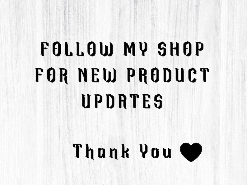 K&ouml;nnte beinhalten: Schwarzer Text auf wei&szlig;em Holzgrund. Der Text lautet: "FOLGE MEINEM SHOP F&Uuml;R NEUE PRODUKT-UPDATES". Darunter steht "Danke" mit einem schwarzen Herzsymbol. Die Schriftart ist gotisch inspiriert.