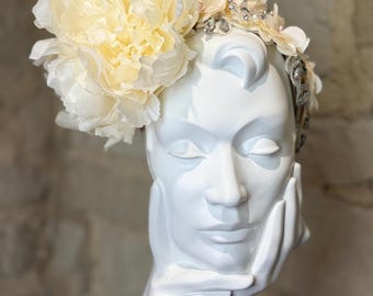 Ascot, ślub, Kentucky Derby Fascynator z jedwabnych kwiatów w kolorze kości słoniowej i opaska z welonem