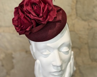 Splendido cappellino fascinator color bordeaux con dettagli di rose realistici.
