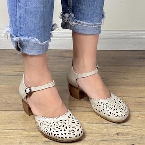 Vintage-inspirierte Weiche Leder Mary Jane Schuhe 4 cm Blockabsatz Laser-Cut Retro Design Beige Damen Klassik Freizeitkleid Schuhe