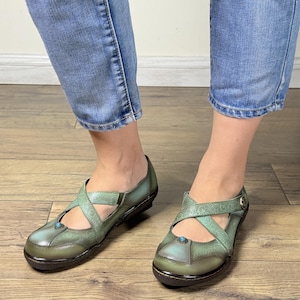 Hand-Painted Emerald Green Leather Mary Jane Flats: Artisan Walking Shoes