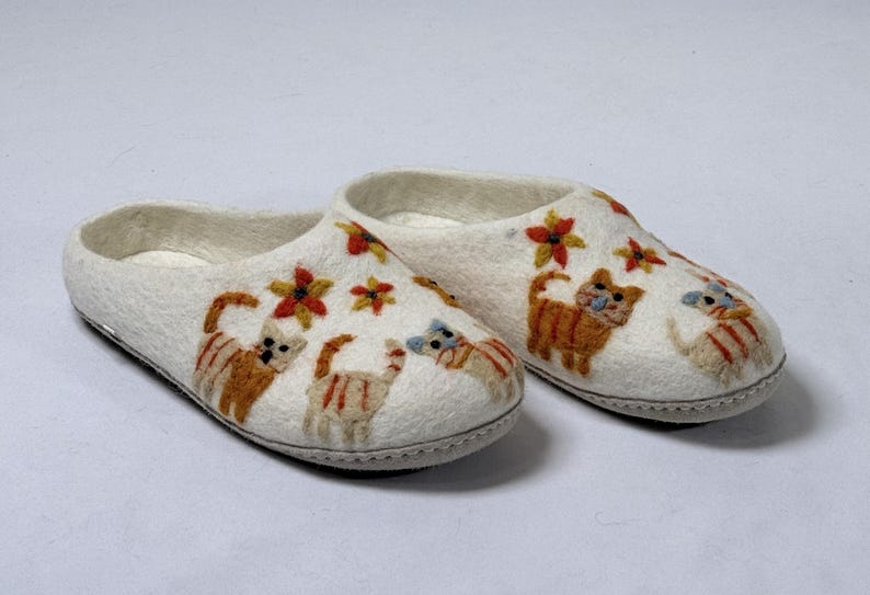 Handgjorda tofflor i ullfilt: Broderade ingefärakatter, bohemiska husskor bild 7