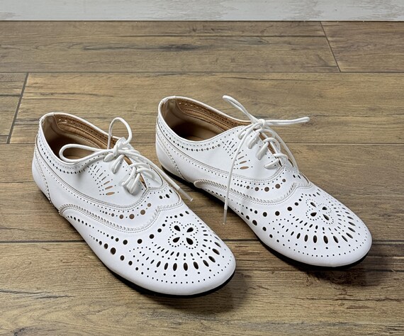 Handmade Leather Oxford Shoes: Laser Cut White Lace-up