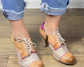Oxford schoenen met dikke hak voor dames – combinatie beige leer en stof – vintage geïnspireerde veterschoenen