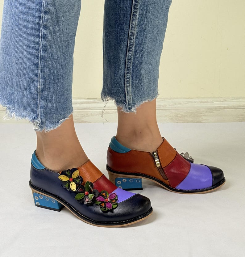 Puede incluir: Zapatos de cuero multicolores con un dise&ntilde;o floral en la punta. Los zapatos tienen un tac&oacute;n grueso y una cremallera en el lateral.