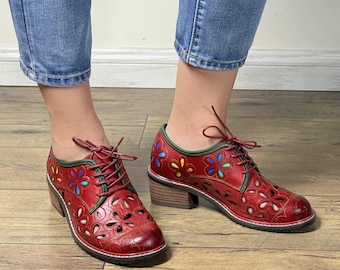 Sapatos Oxford vermelhos com corte a laser: calçado de salto grosso e cadarço que chama a atenção.