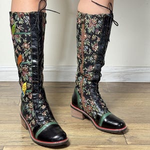 Kniehoge laarzen met veters van leer en bloemenprint boho - vintage stijl