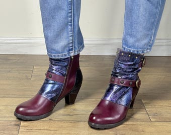 Botines morados de piel grabada en dos tonos: estilo gótico rockero con tachuelas