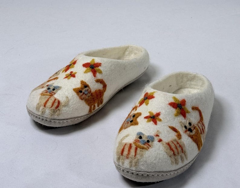 Handgjorda tofflor i ullfilt: Broderade ingefärakatter, bohemiska husskor bild 4
