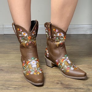 Botas vaqueras de piel vegana para mujer, color marrón, con bordado, tacón grueso (5 cm), estilo bohemio, estilo vaquera - Botas ecológicas