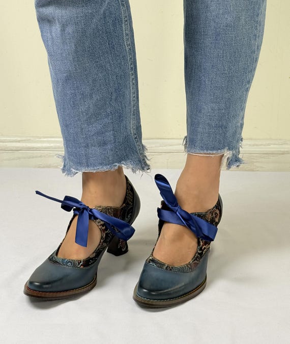 Vintage-inspired Mary Jane Shoes for Women - Leather & Floral