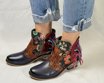 Handgemaakte enkellaarzen met patchwork bloemen: boholaarzen van exotisch leer met kwastjes