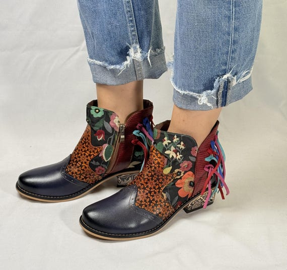 Stivaletti patchwork floreali fatti a mano: stivali boho con nappe