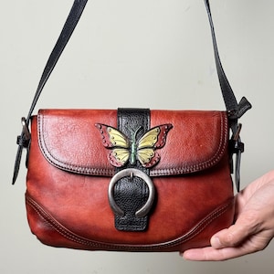 Dunkelrote Echtleder Umhängetasche mit Schmetterling Charm - Vintage Style Crossbody Geldbörse - 23x15x5cm - Damen Handtasche für jeden Tag