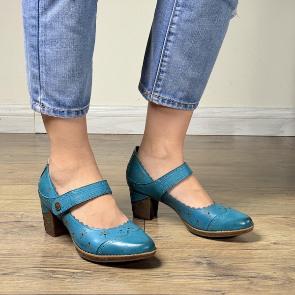 Zapatos Mary Jane de cuero verde esmeralda: Zapatos de tacón grueso con puntera de ala de estilo vintage.